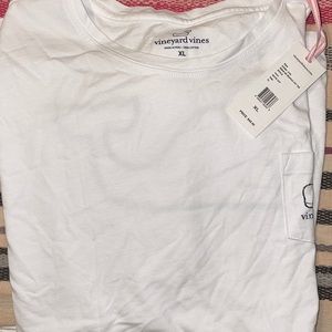 NWT VINEYARD VINES TEE